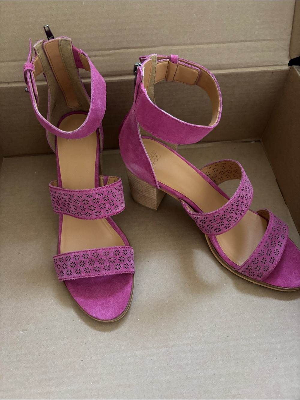 Four Pairs of Beautiful Sandals - Picture 7 of 16